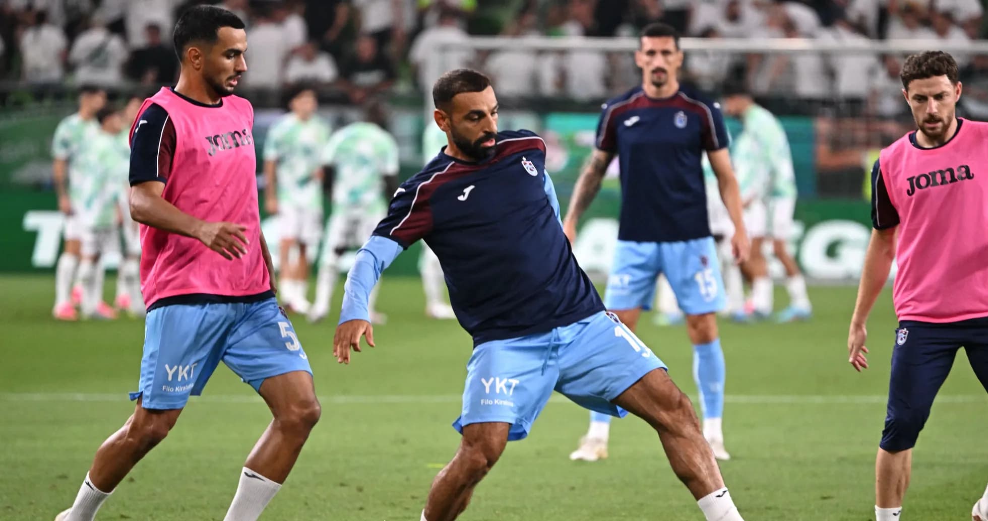 Futbolçular məşq zamanı top ilə məşğuldur Futbolçular məşq zamanı top ilə məşğuldur