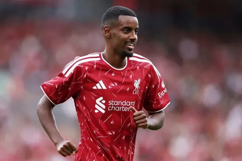 Futbolçu Liverpool formasında meydanda qaçır Futbolçu Liverpool formasında meydanda qaçır