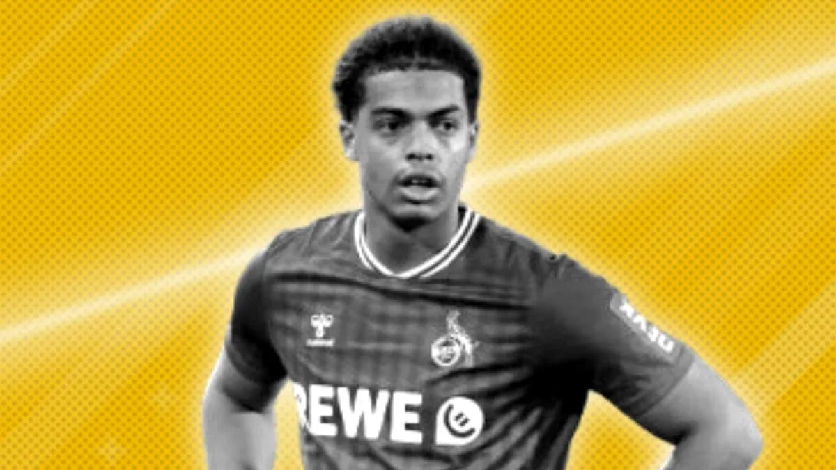 Futbolçu REWE formasında poz verərkən Futbolçu REWE formasında poz verərkən