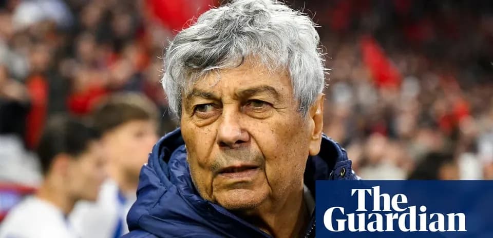 Yaşlı məşqçi stadionda oyunçuları izləyir Yaşlı məşqçi stadionda oyunçuları izləyir