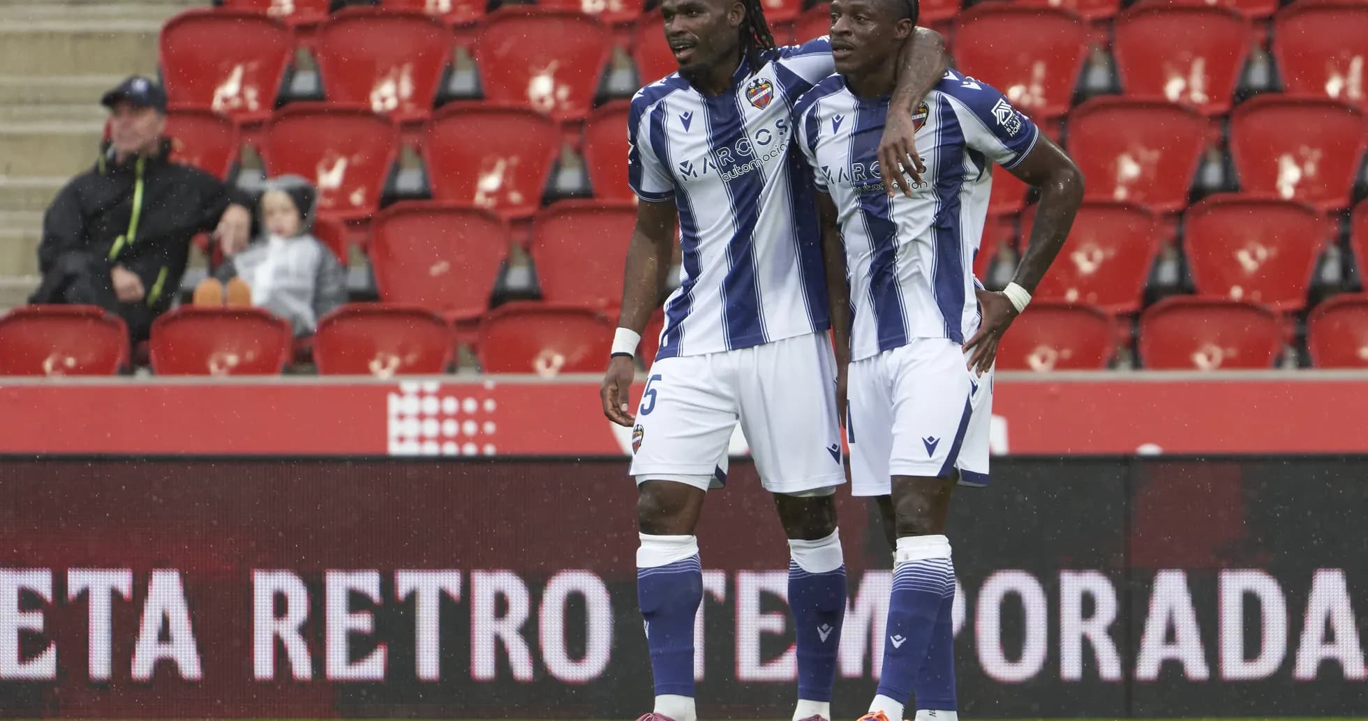 Levante futbolçuları sevinir Levante futbolçuları sevinir