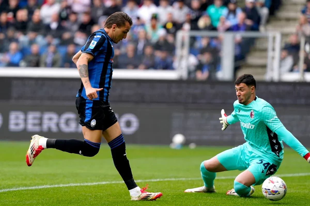 Atalanta futbolçusu topu qapıdan keçirir Atalanta futbolçusu topu qapıdan keçirir