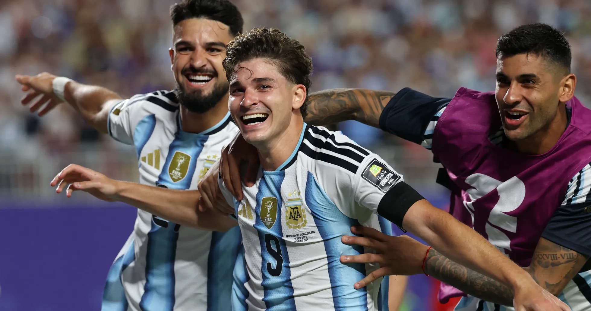 Argentina futbolçuları sevinir Argentina futbolçuları sevinir