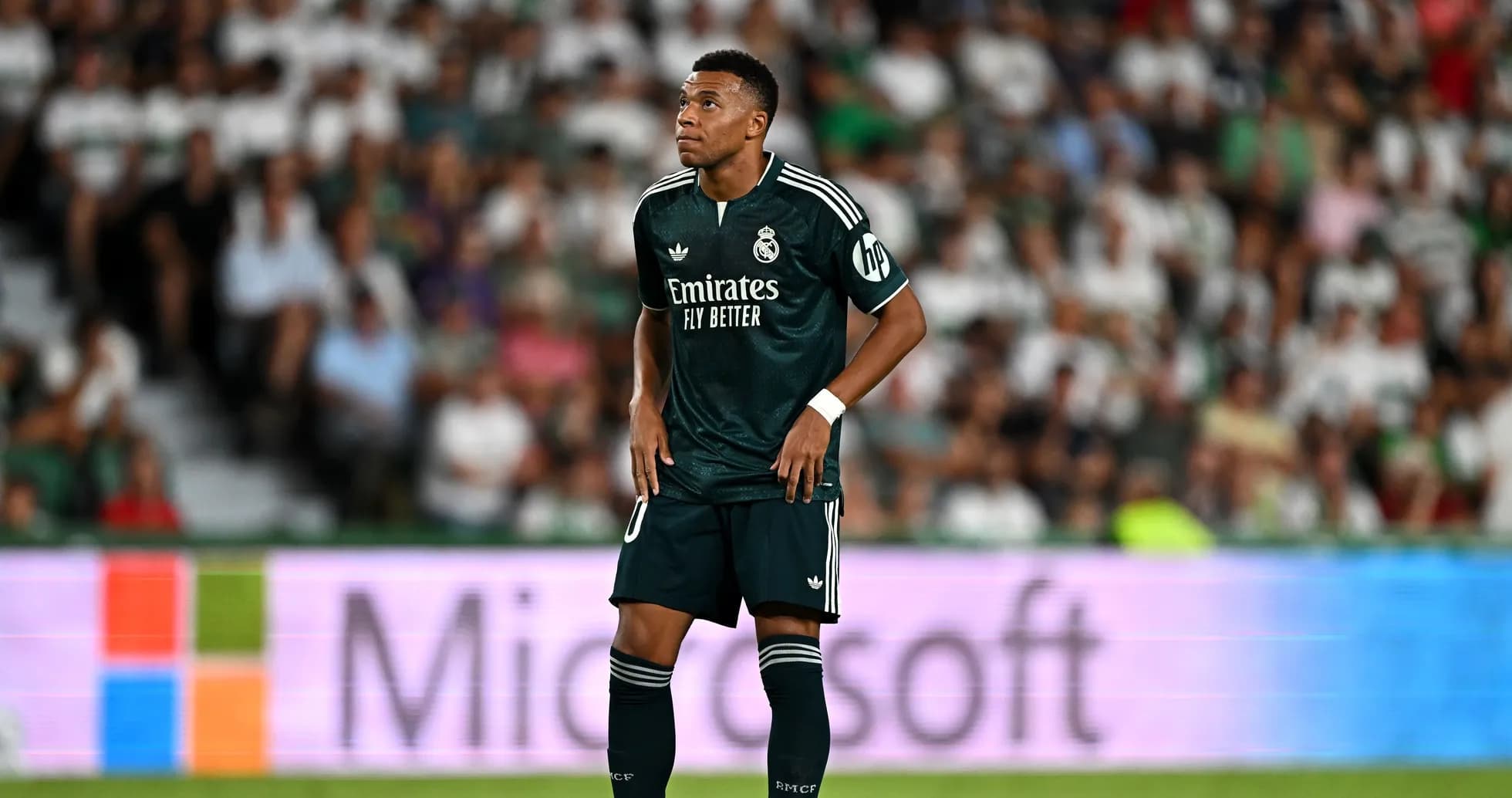 Futbolçu Real Madrid formasında oyun sahasında Futbolçu Real Madrid formasında oyun sahasında