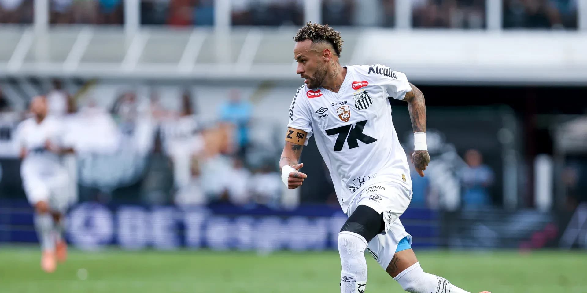 Futbolçu topu sürərək irəliləyir Futbolçu topu sürərək irəliləyir