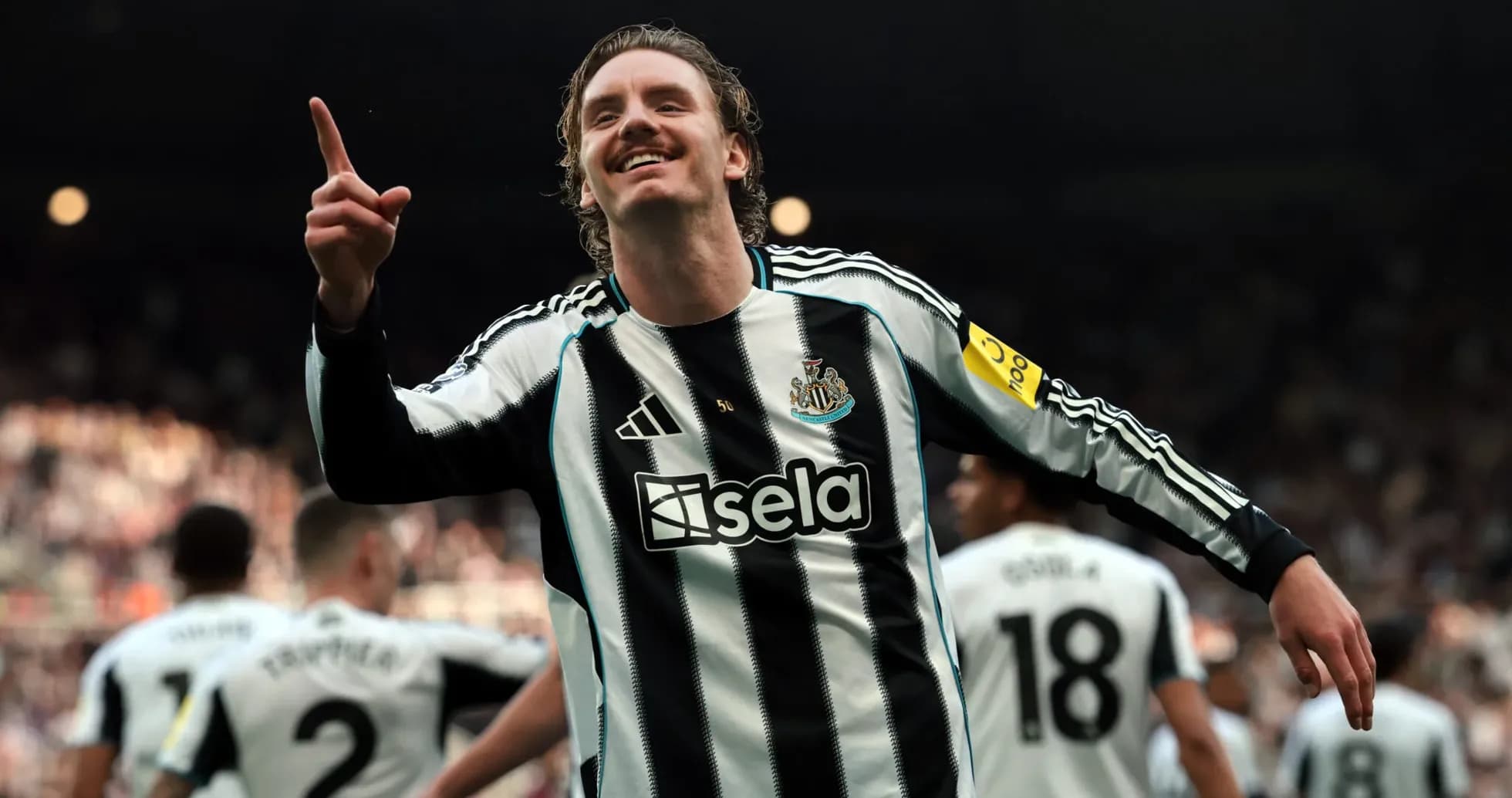Newcastle oyunçusu sevinir Newcastle oyunçusu sevinir