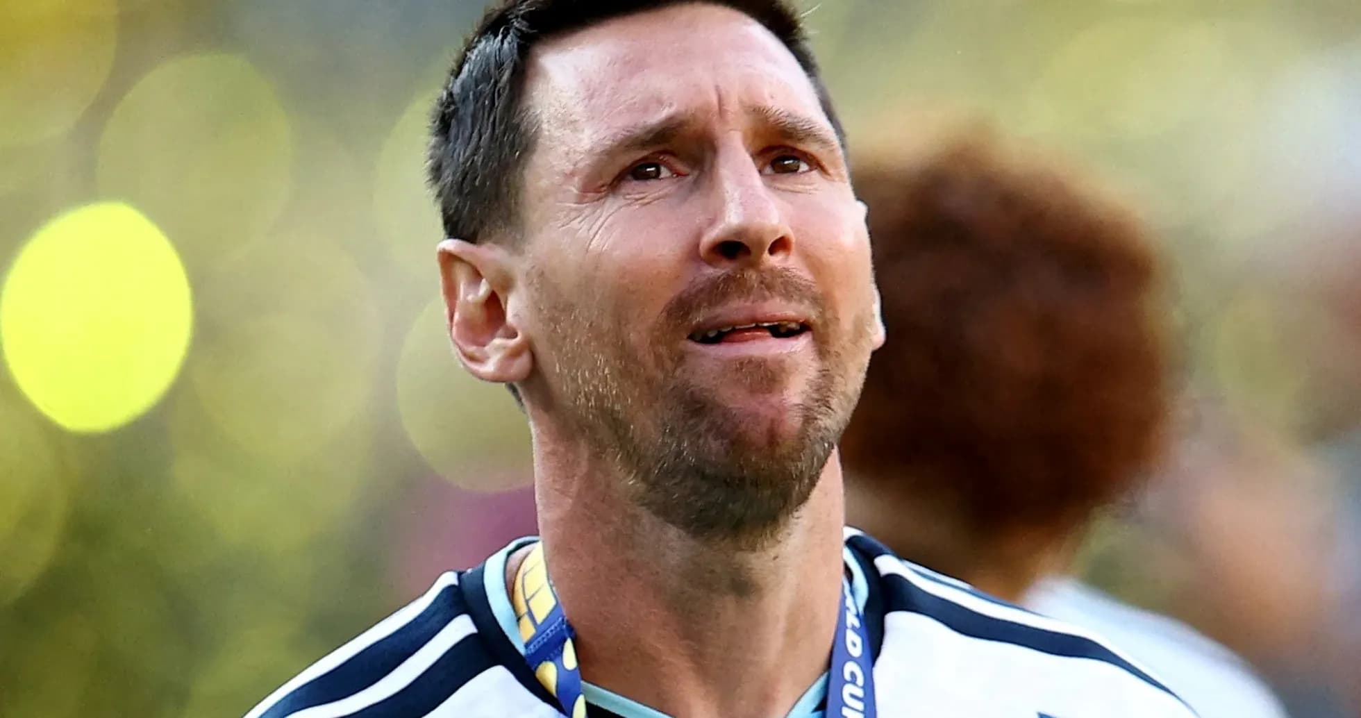 Futbolçu medal ilə stadionda yürüyür Futbolçu medal ilə stadionda yürüyür