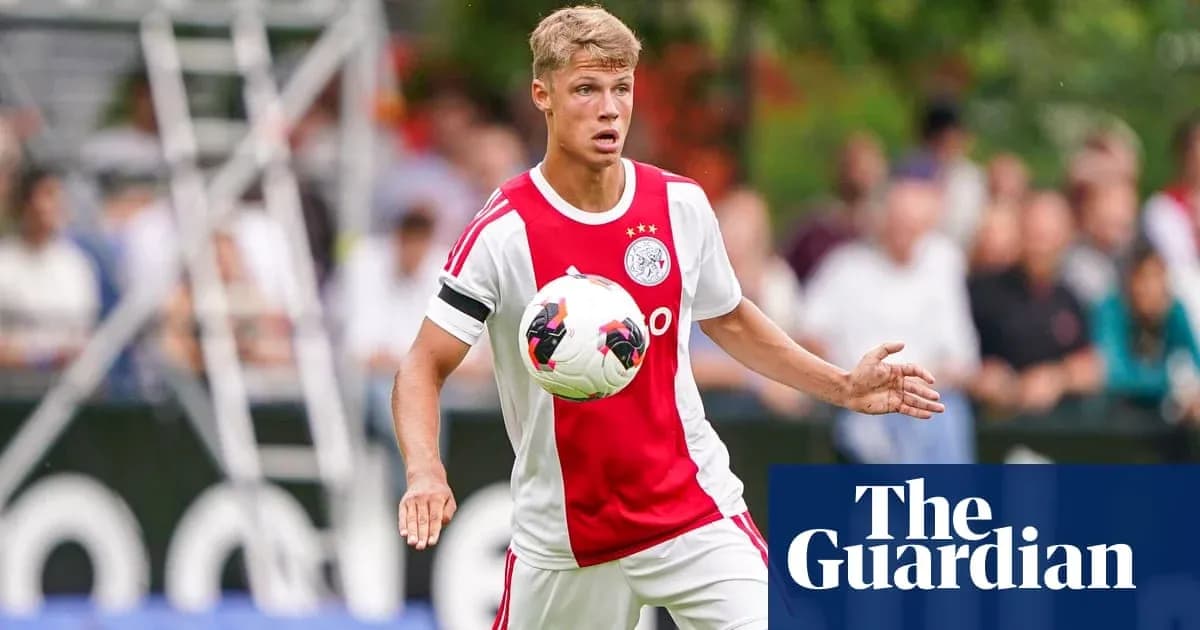 Futbolçu topu havada tutaraq mübarizə aparır Futbolçu topu havada tutaraq mübarizə aparır