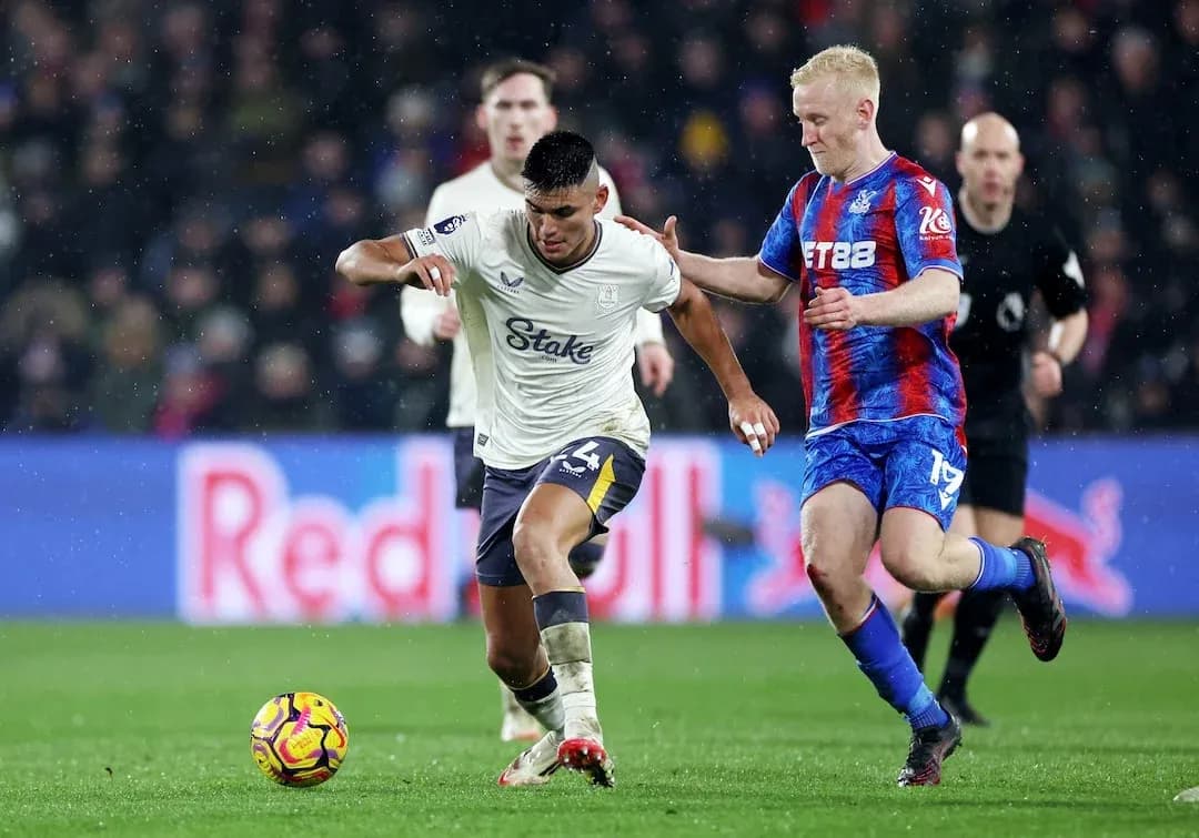 Crystal Palace və Everton arasında top mübarizəsi Crystal Palace və Everton arasında top mübarizəsi
