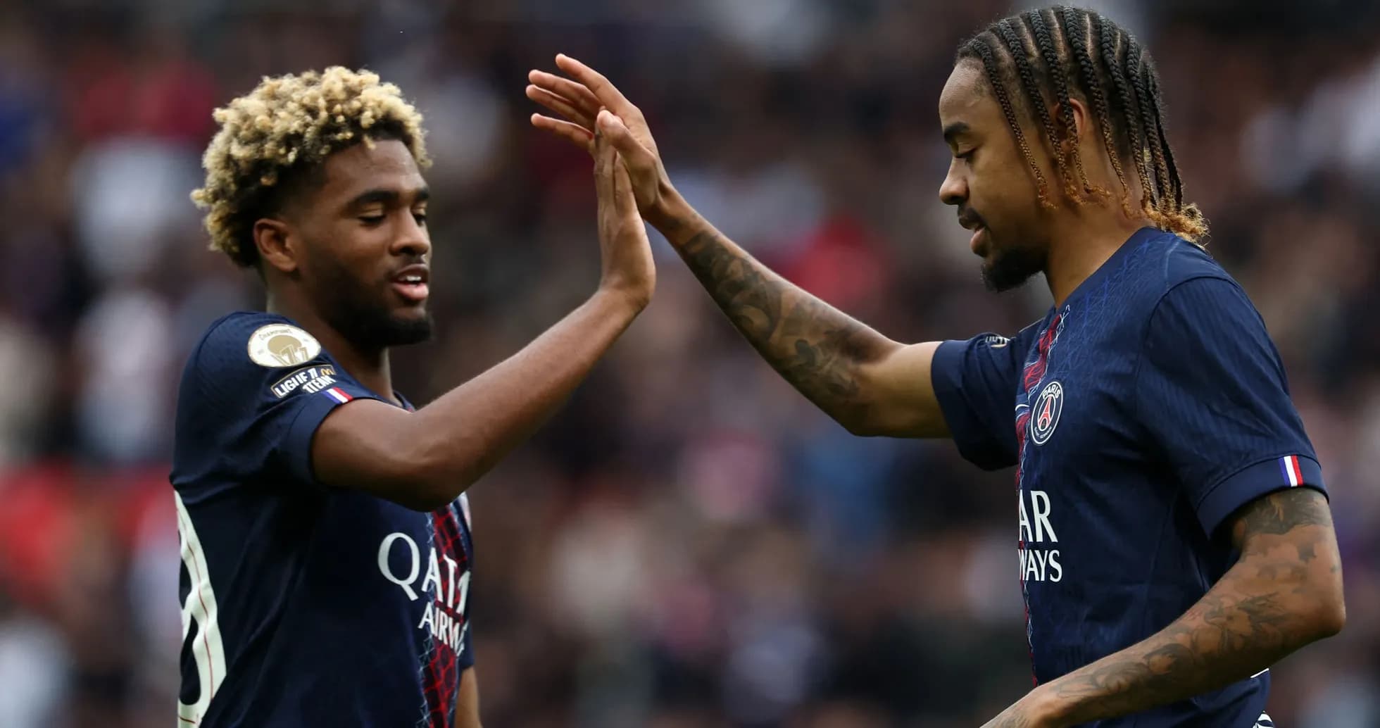 İki PSG oyunçusu bir-birinə əl verirlər İki PSG oyunçusu bir-birinə əl verirlər