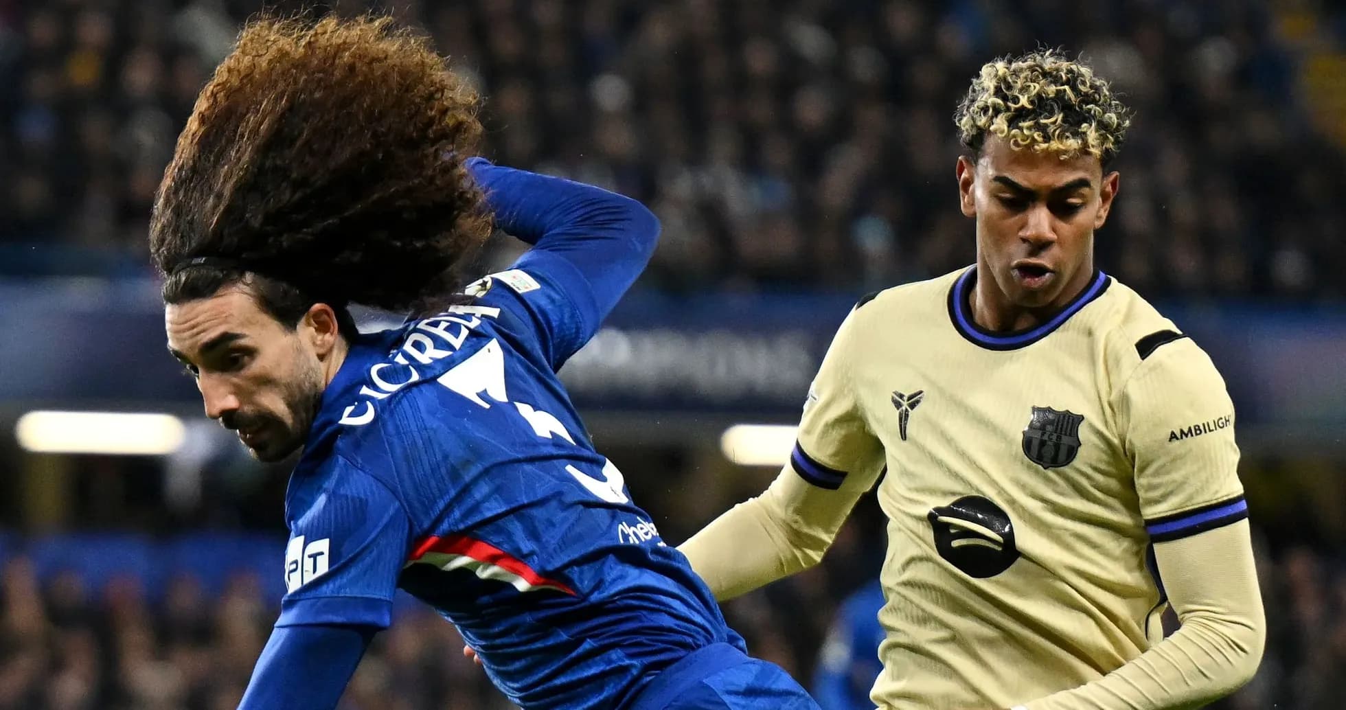 İki futbolçunun top üçün mübarizə aparması İki futbolçunun top üçün mübarizə aparması
