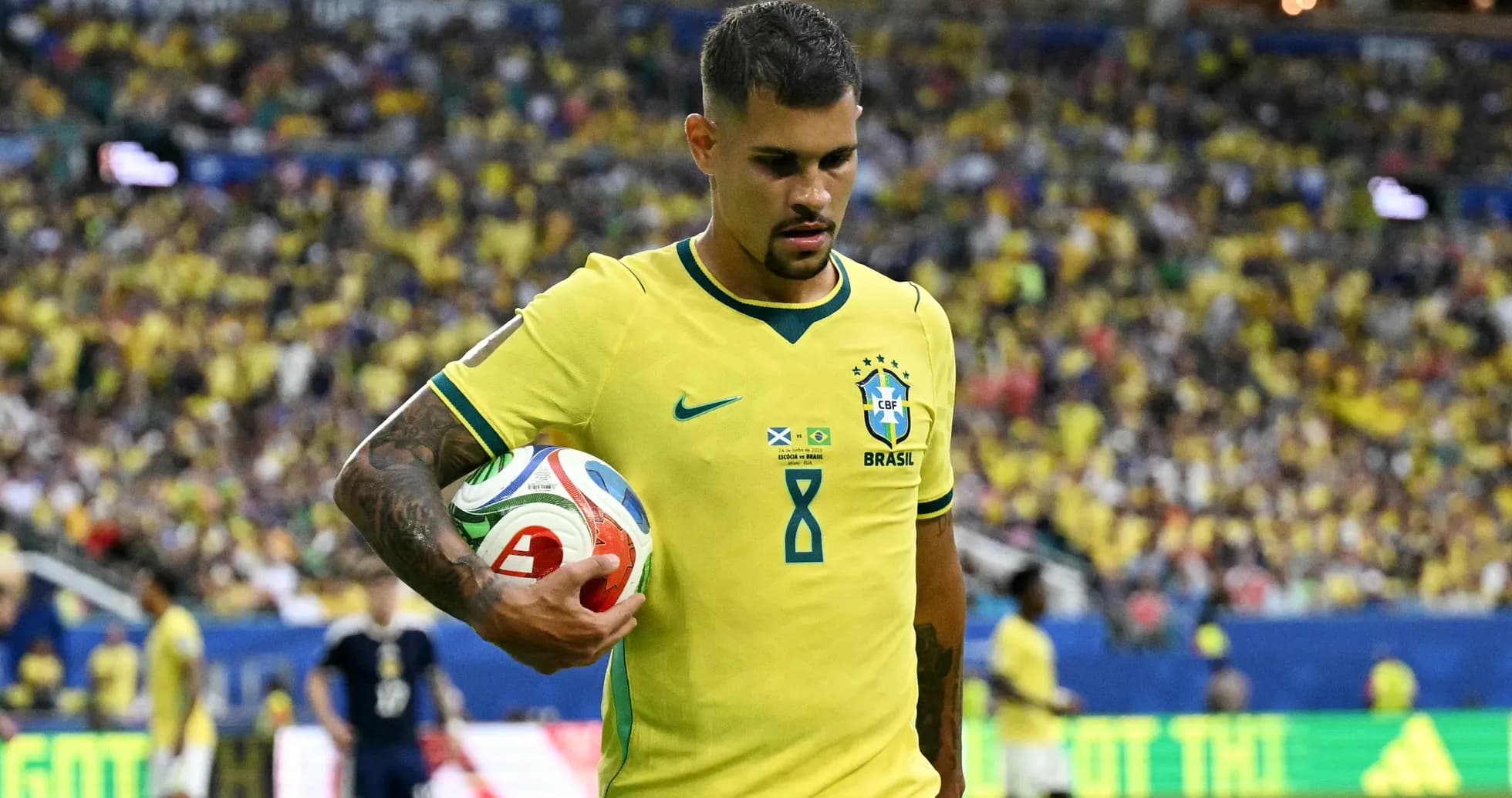 Braziliyalı futbolçu topu tutaraq meydanda yürüyür Braziliyalı futbolçu topu tutaraq meydanda yürüyür