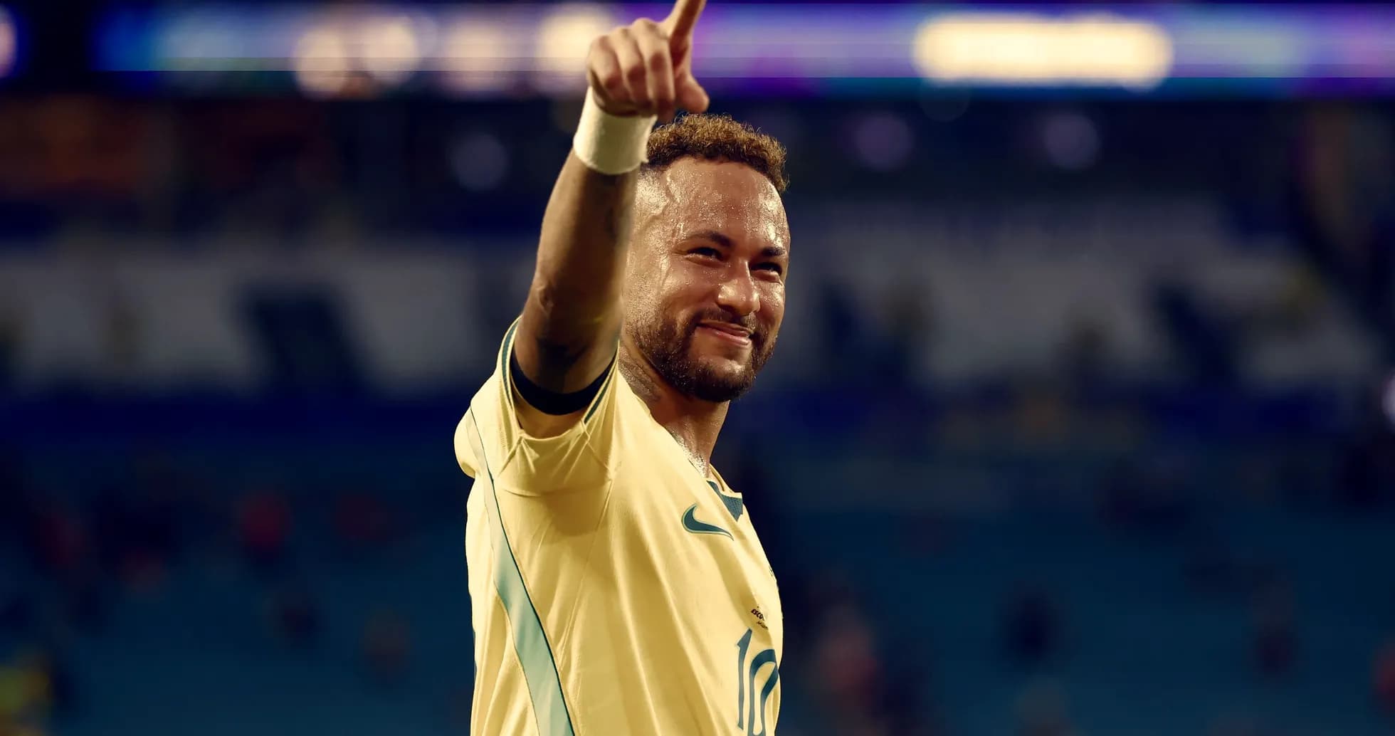 Futbolçu qələbə ilə əllərini havaya qaldırır Futbolçu qələbə ilə əllərini havaya qaldırır