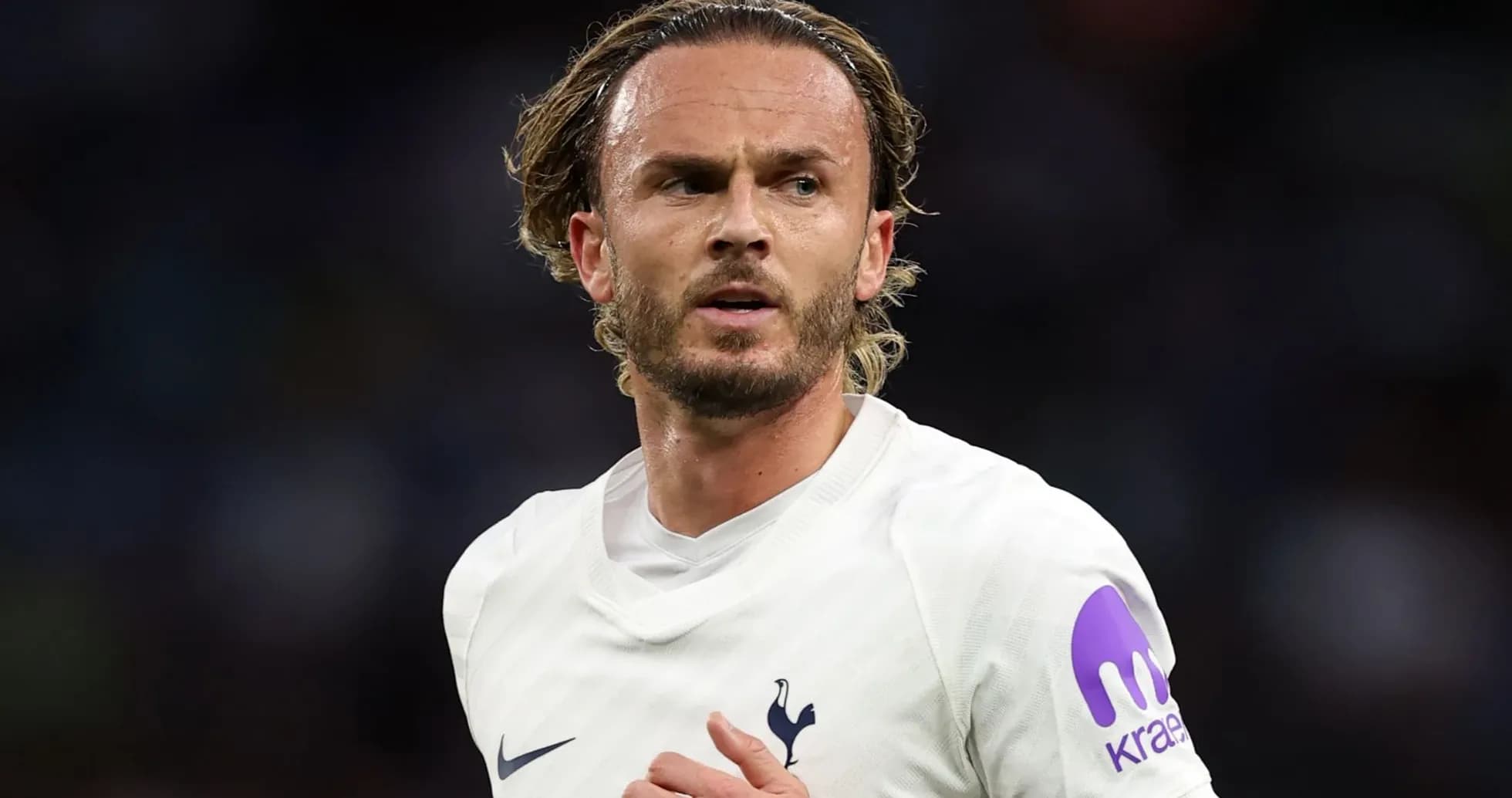 Futbolçu Tottenham formasında oyun sahasında Futbolçu Tottenham formasında oyun sahasında
