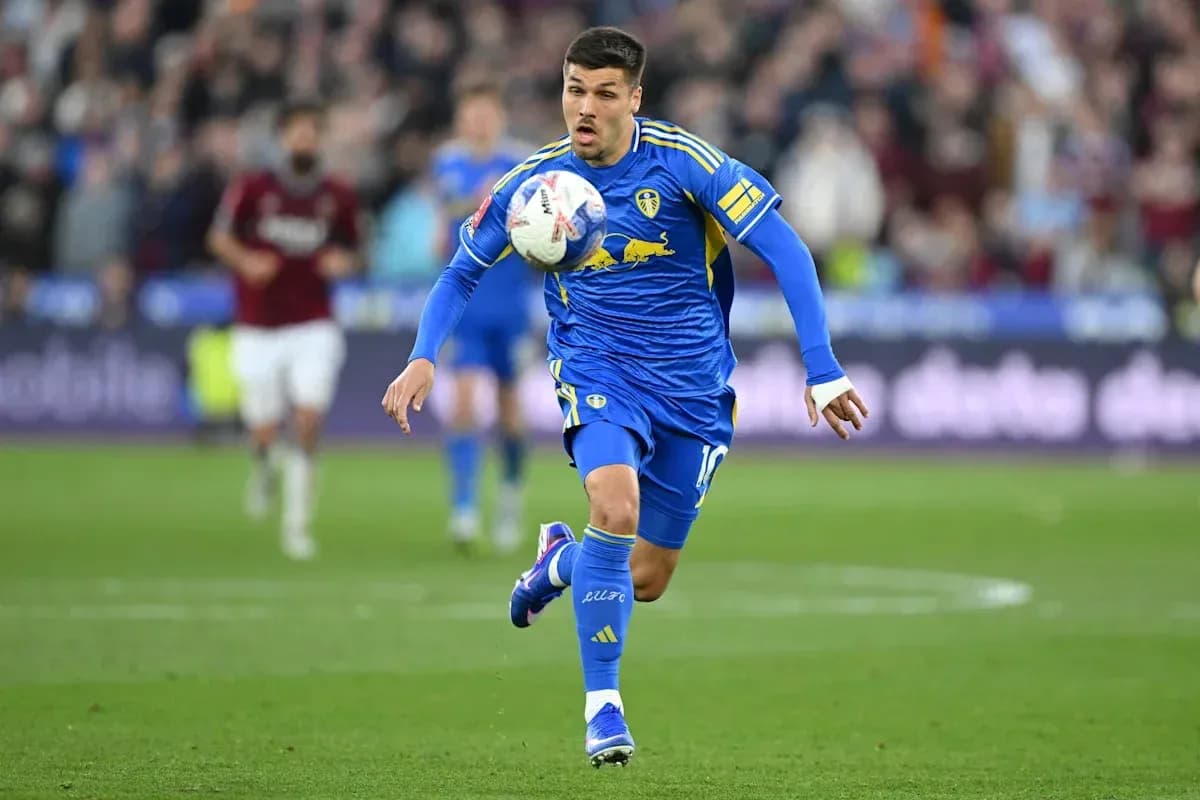Futbolçu topu havada tutaraq irəliləyir Futbolçu topu havada tutaraq irəliləyir