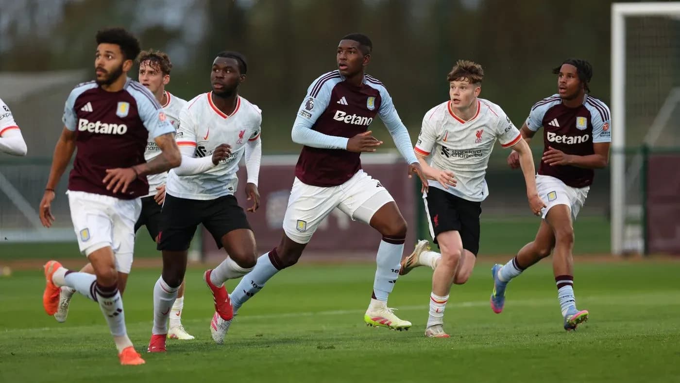Aston Villa və Liverpool oyunçuları top üçün mübarizə aparır Aston Villa və Liverpool oyunçuları top üçün mübarizə aparır