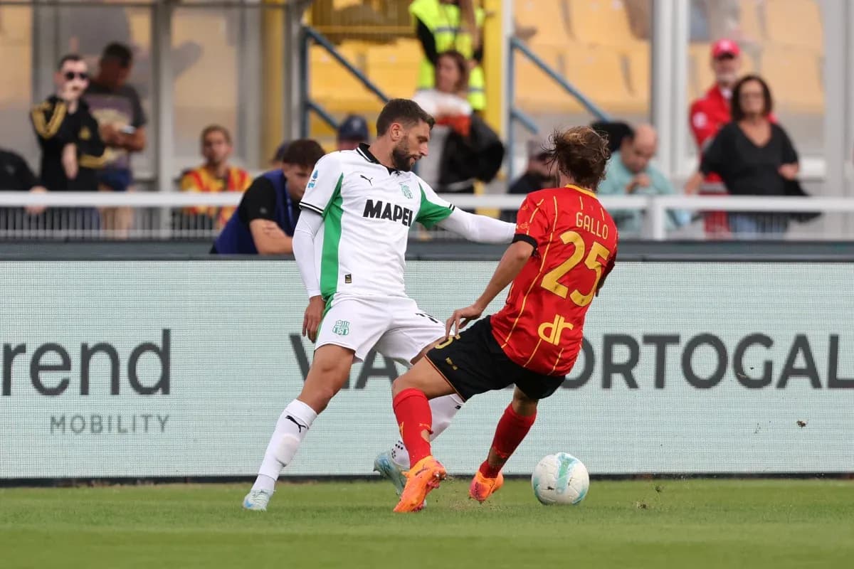 Sassuolo və Lecce arasında top mübarizəsi Sassuolo və Lecce arasında top mübarizəsi