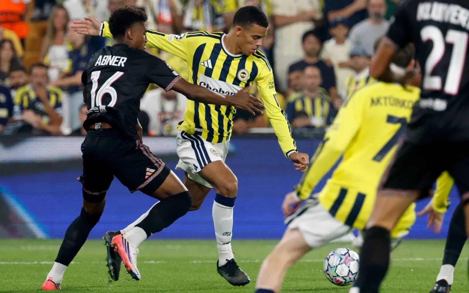 Fenerbahçe və Lyon arasında top mübarizəsi Fenerbahçe və Lyon arasında top mübarizəsi