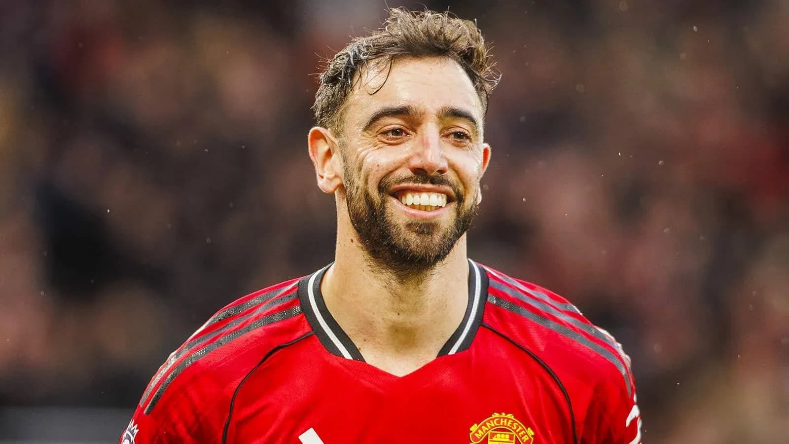 Futbolçu qırmızı forma ilə gülür Futbolçu qırmızı forma ilə gülür