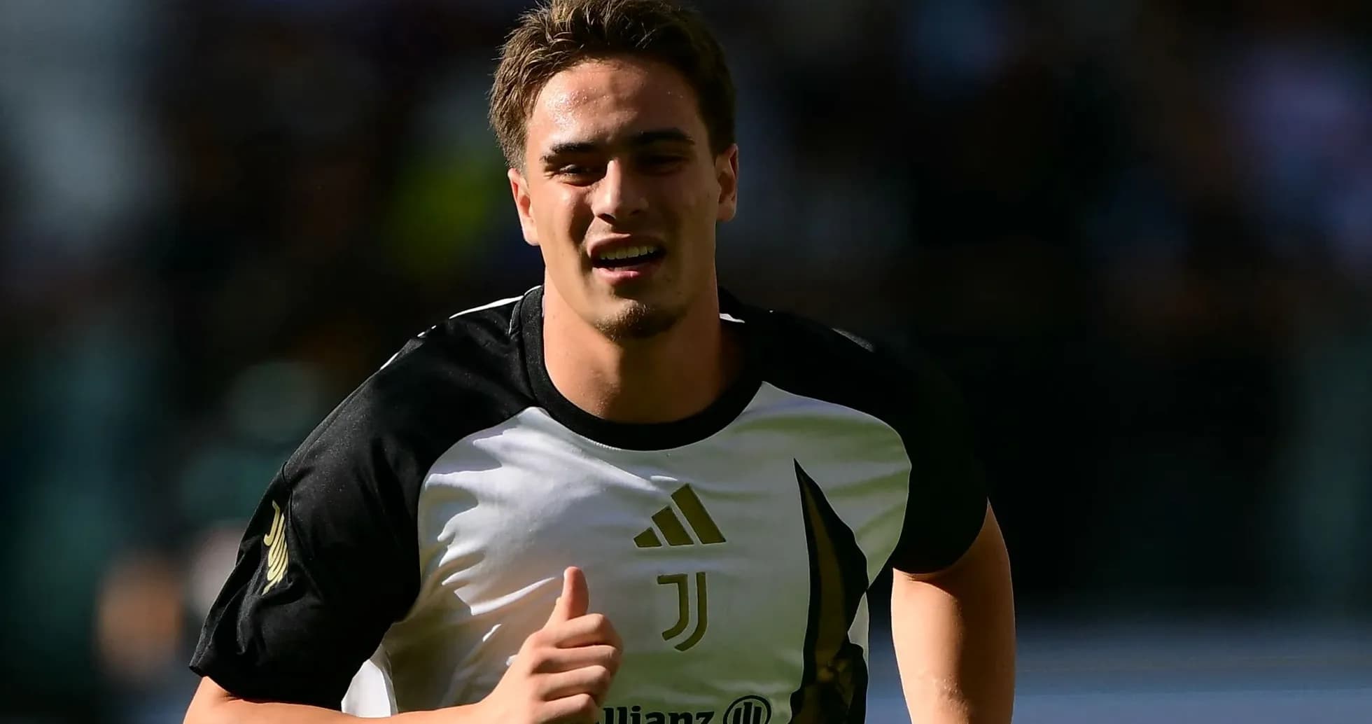 Futbolçu Juventus forması ilə məşq edir Futbolçu Juventus forması ilə məşq edir