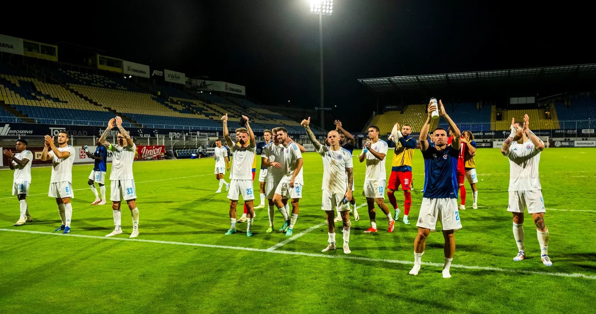 Slovan Bratislava oyunçuları azarkeşləri alqışlayır Slovan Bratislava oyunçuları azarkeşləri alqışlayır
