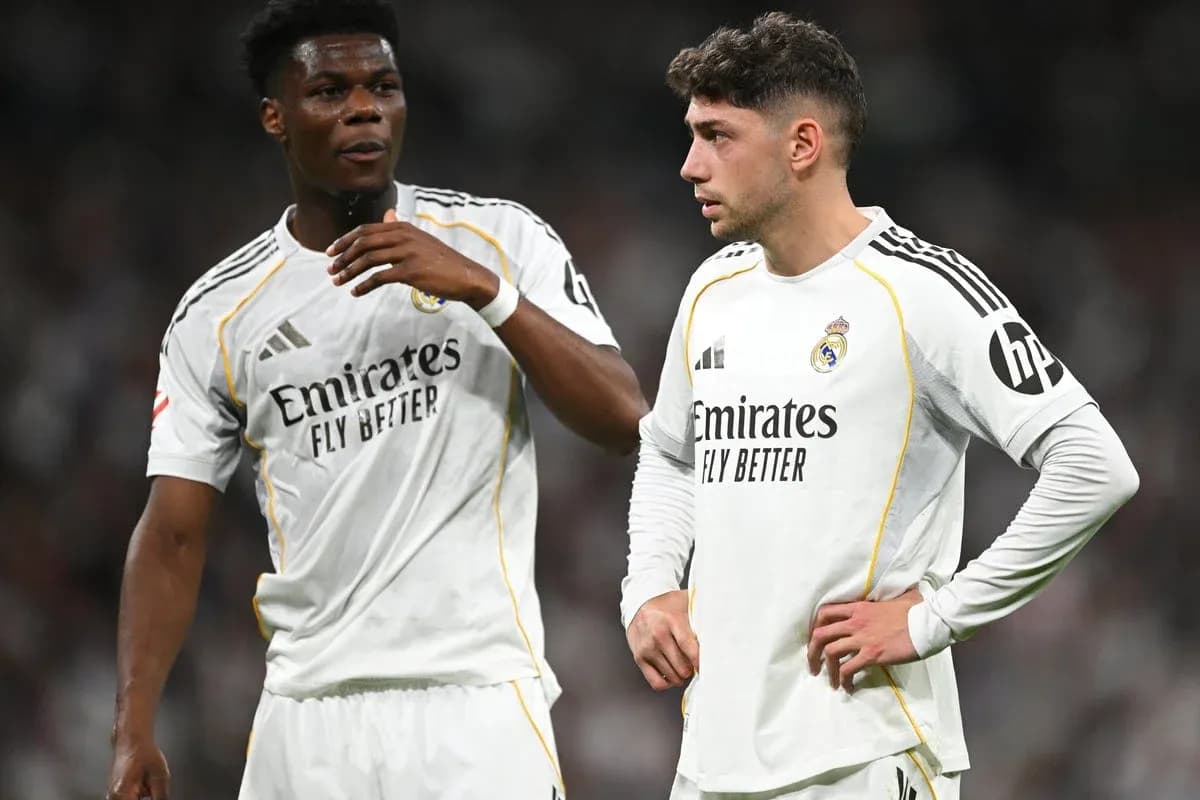 İki Real Madrid oyunçusu müzakirə edir İki Real Madrid oyunçusu müzakirə edir