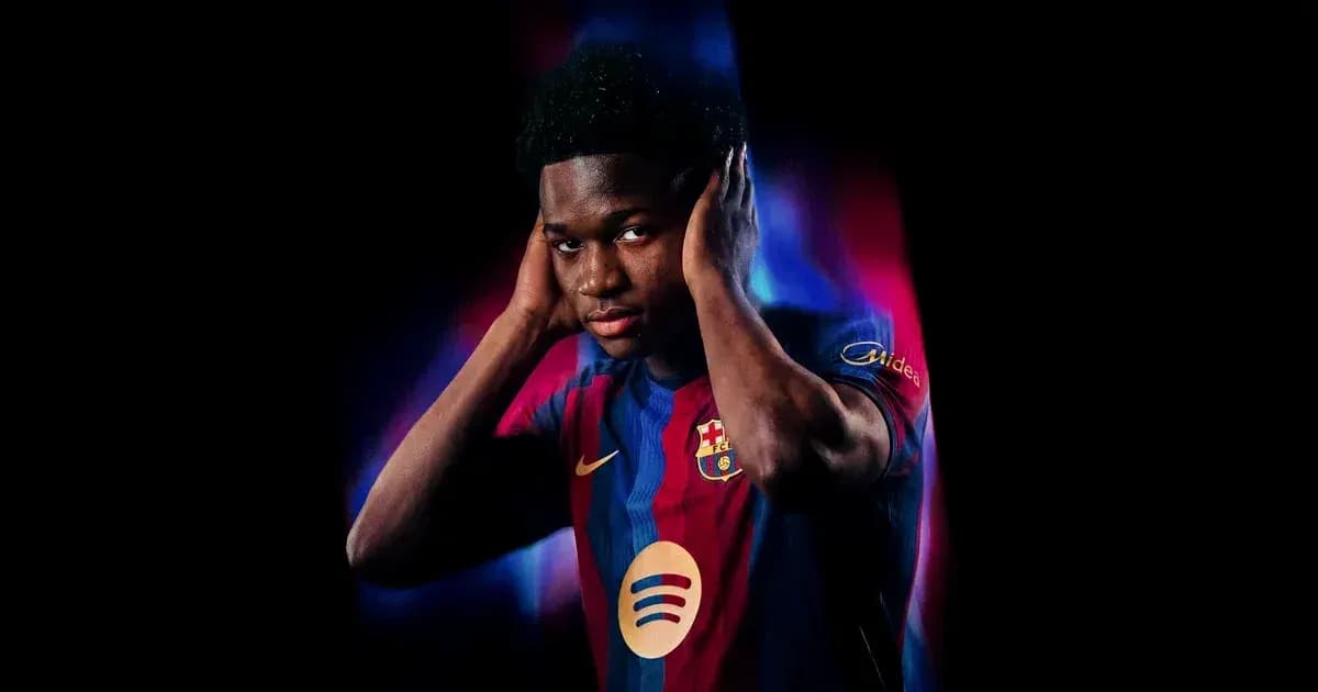 Futbolçu Barcelona formasında poz verərək Futbolçu Barcelona formasında poz verərək