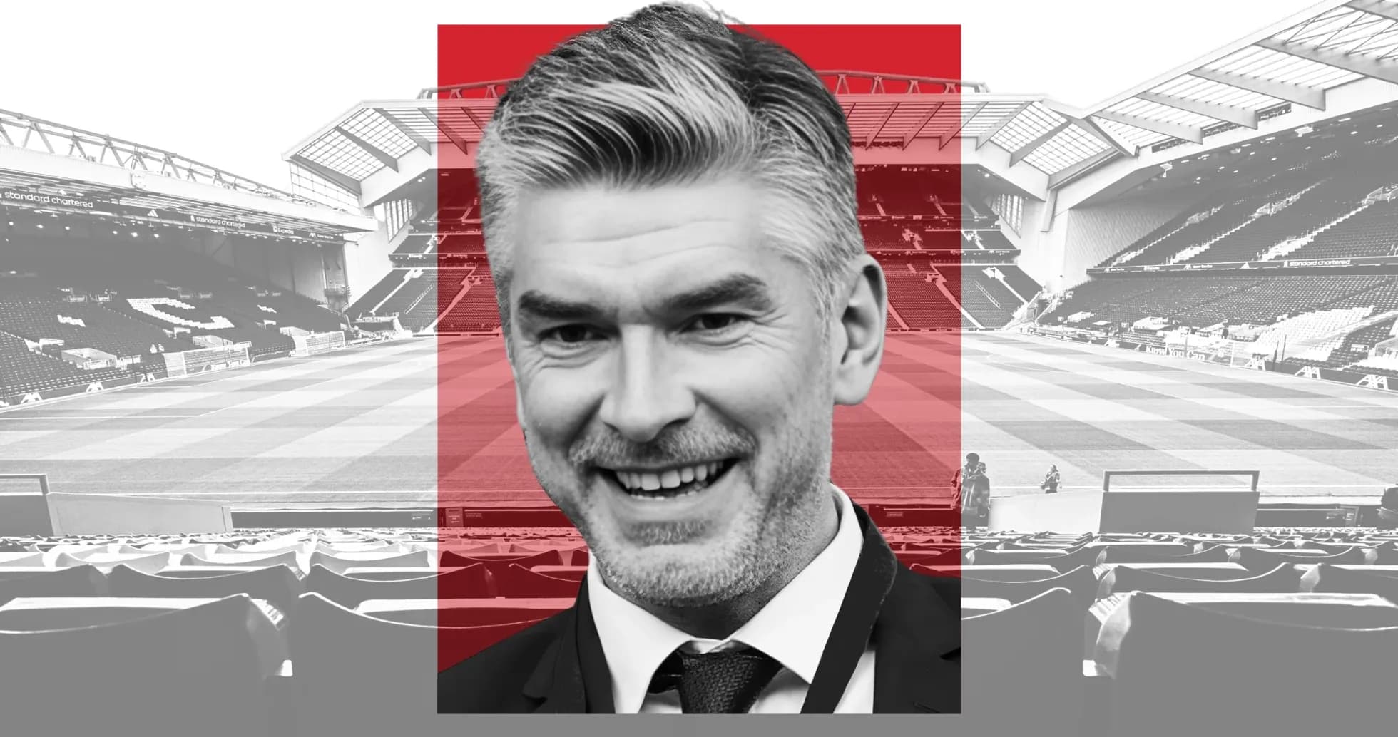 Menecer stadionun önündə gülümsəyərək Menecer stadionun önündə gülümsəyərək