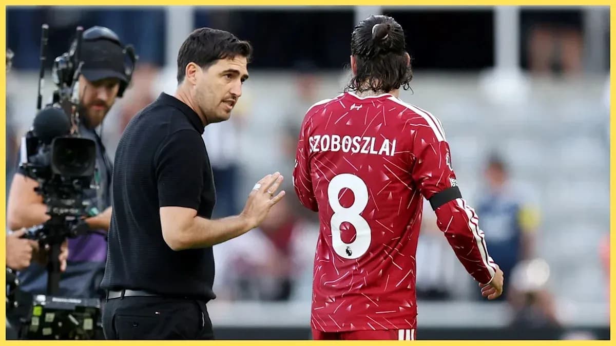 Müəllim futbolçuya taktikalar barədə məlumat verir Müəllim futbolçuya taktikalar barədə məlumat verir