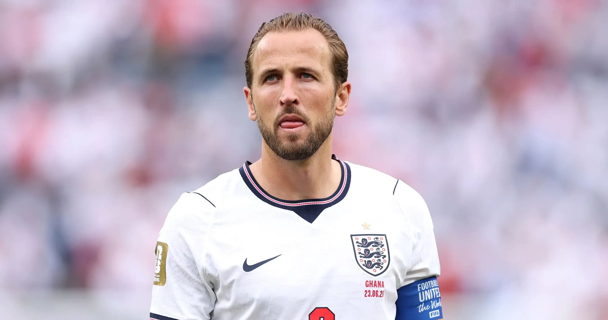 Futbolçu Harry Kane İngiltərə formasında durur Futbolçu Harry Kane İngiltərə formasında durur