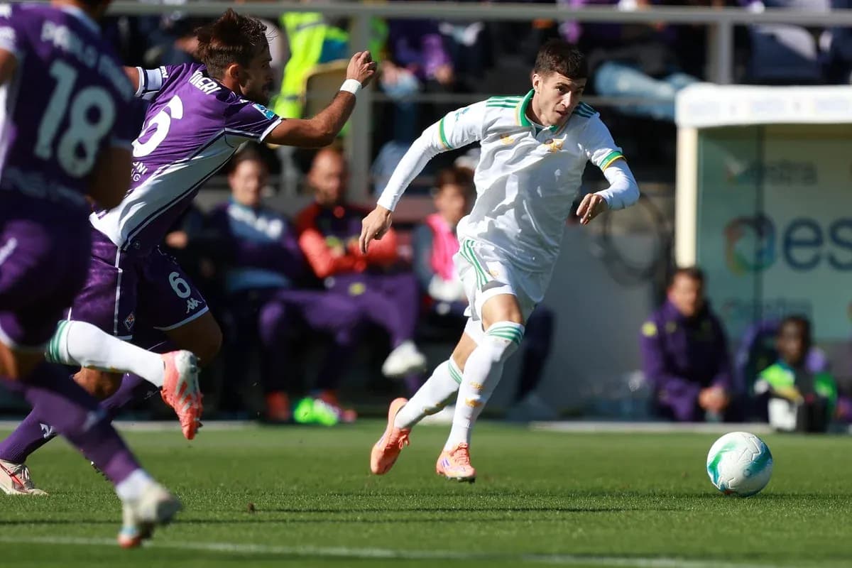 AS Roma və Fiorentina futbolçuları oyunda AS Roma və Fiorentina futbolçuları oyunda