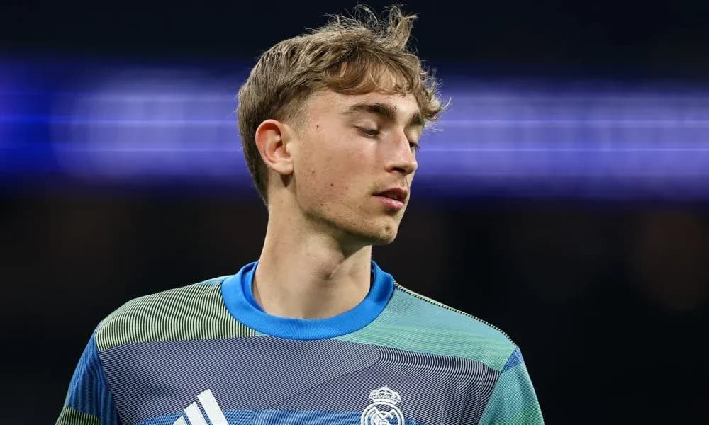 Futbolçu Real Madrid forması ilə mavi köynəkdə Futbolçu Real Madrid forması ilə mavi köynəkdə
