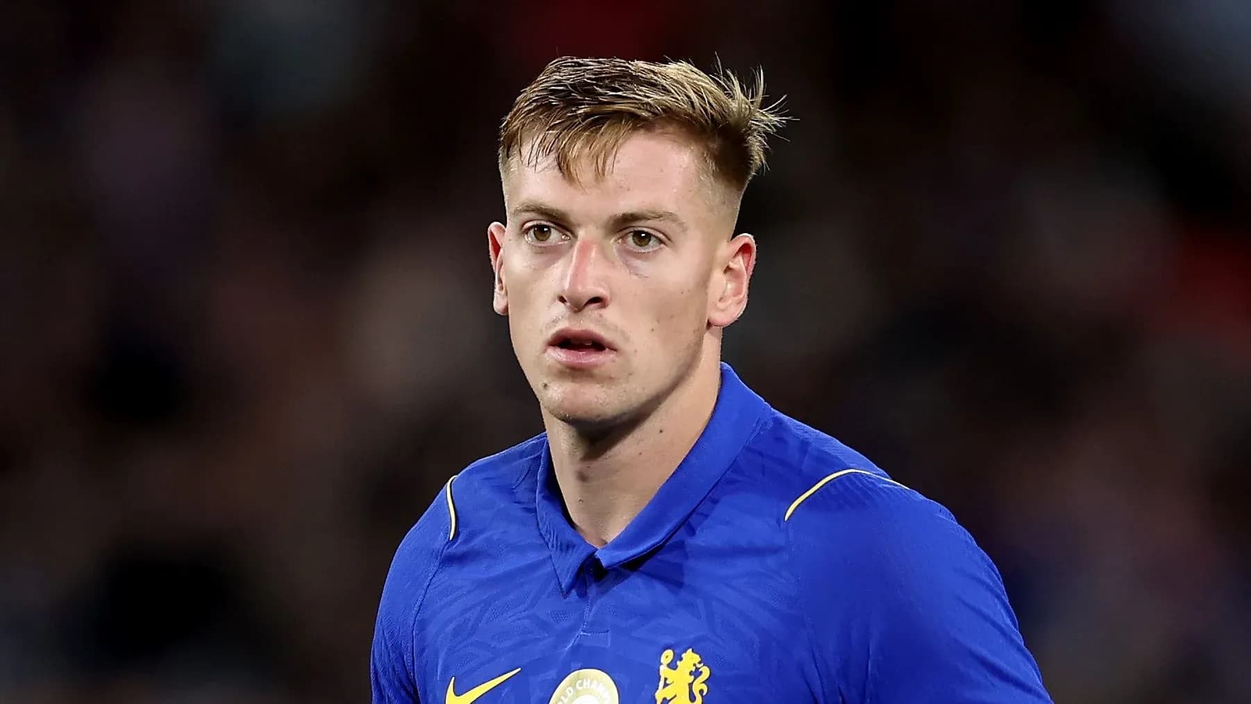 Futbolçu mavi forma ilə sahədə durur Futbolçu mavi forma ilə sahədə durur