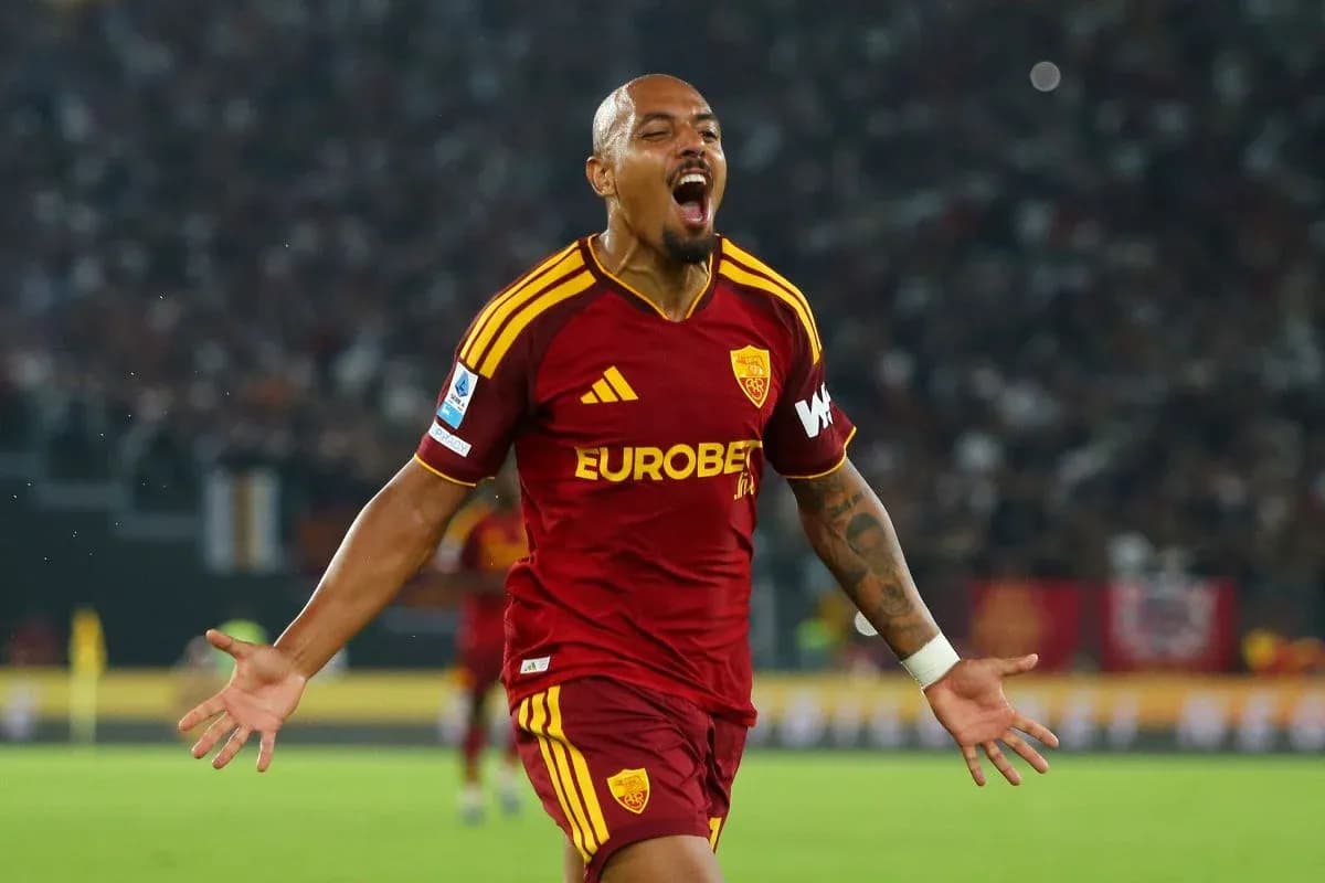 AS Roma futbolçusu sevinclə qollarını qaldırır AS Roma futbolçusu sevinclə qollarını qaldırır