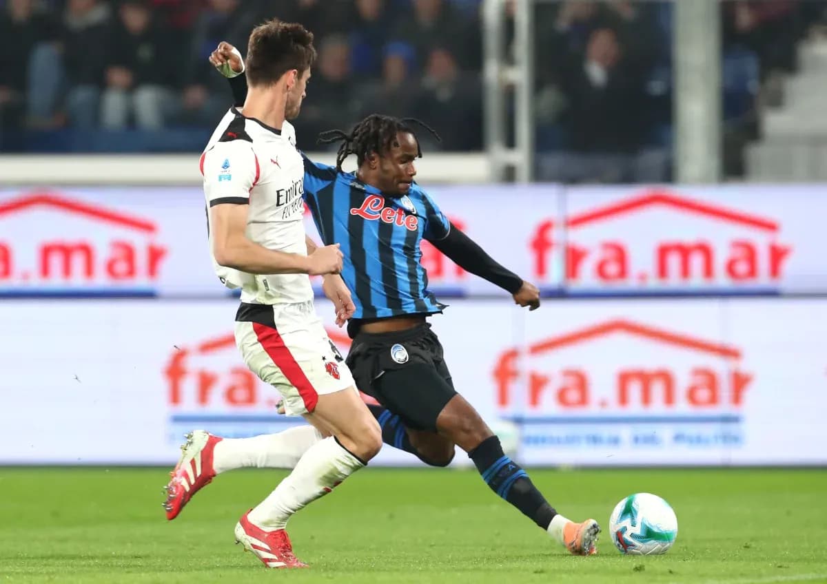 AC Milan və Atalanta arasında top mübarizəsi AC Milan və Atalanta arasında top mübarizəsi