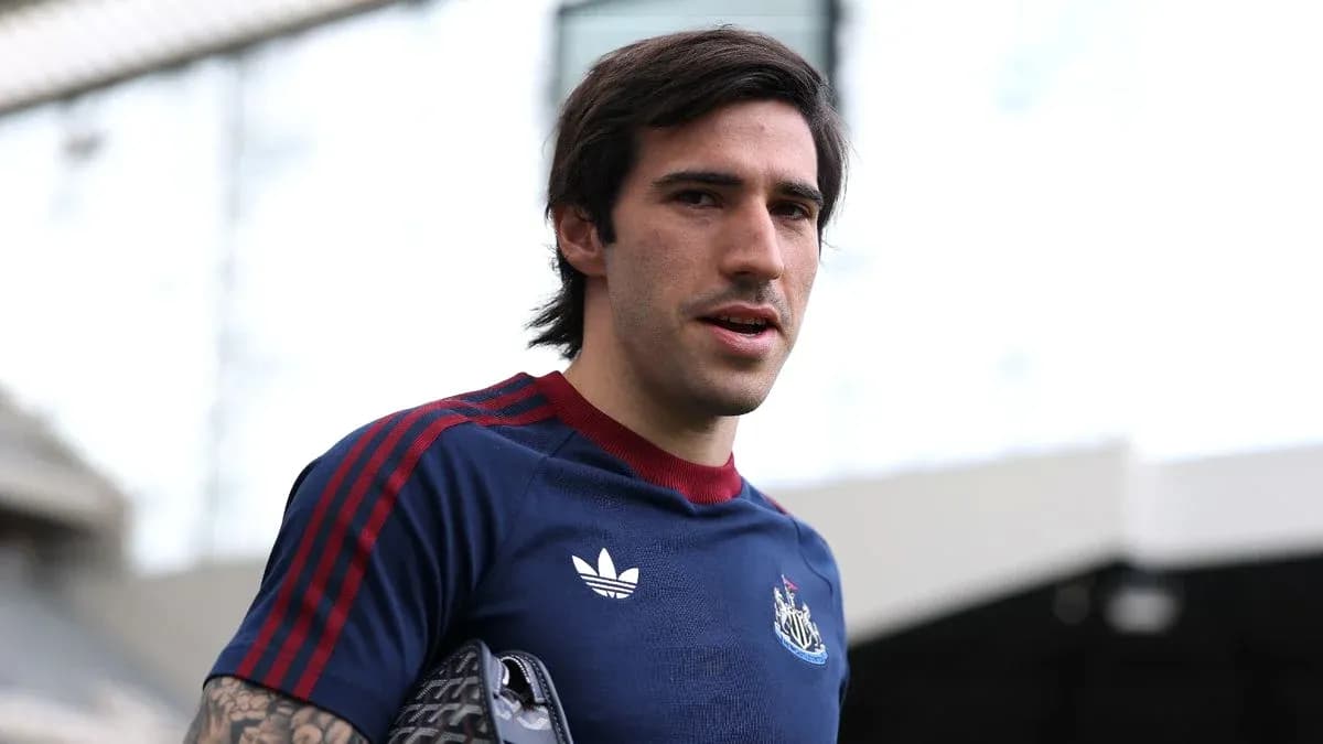 Futbolçu Newcastle forması ilə meydanda Futbolçu Newcastle forması ilə meydanda