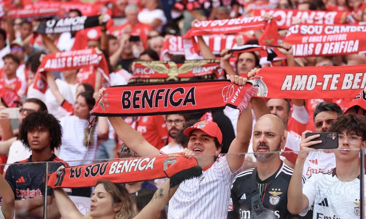 Benfikanın azarkeşləri stadionda Benfikanın azarkeşləri stadionda