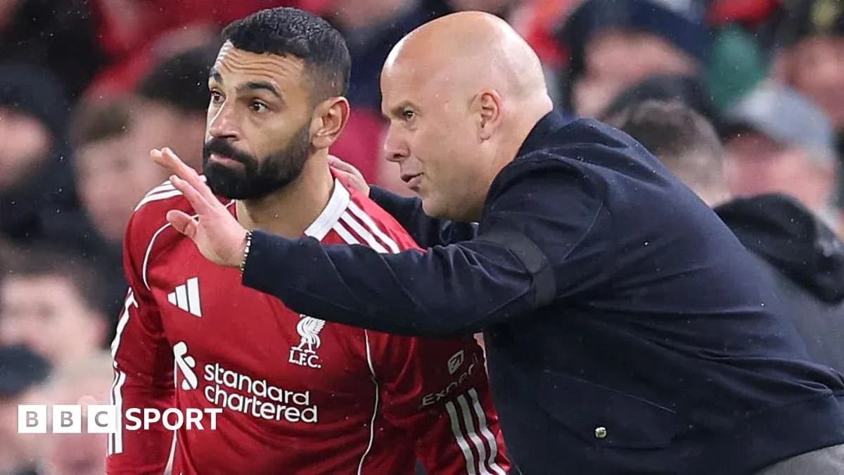 Müqayisə zamanı futbolçu ilə məşqçi danışır Müqayisə zamanı futbolçu ilə məşqçi danışır