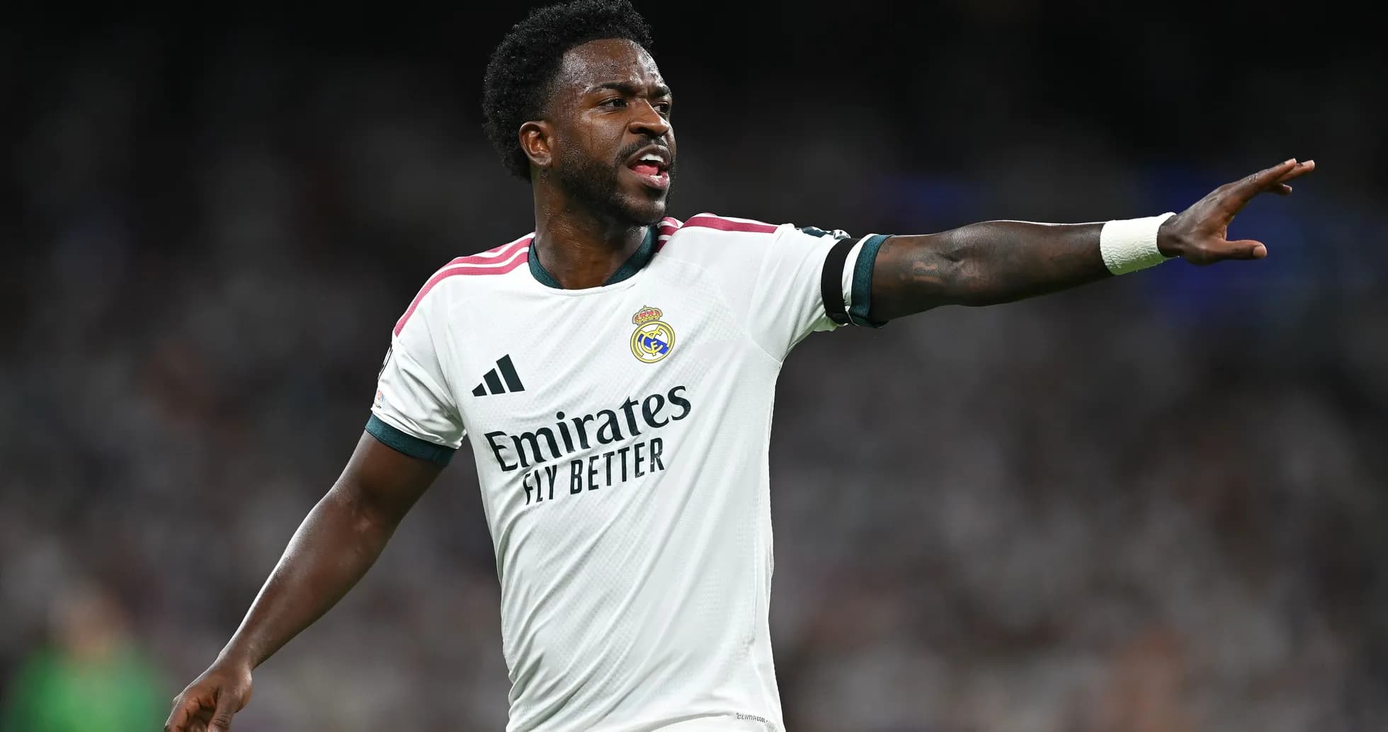 Futbolçu Real Madrid formasında oyunu yönləndirir Futbolçu Real Madrid formasında oyunu yönləndirir
