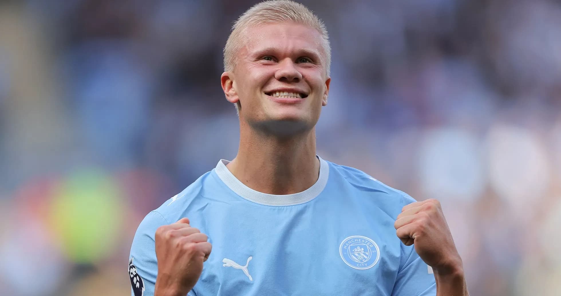 Futbolçu sevinclə əlini sıxır, Manchester City formasıda Futbolçu sevinclə əlini sıxır, Manchester City formasıda