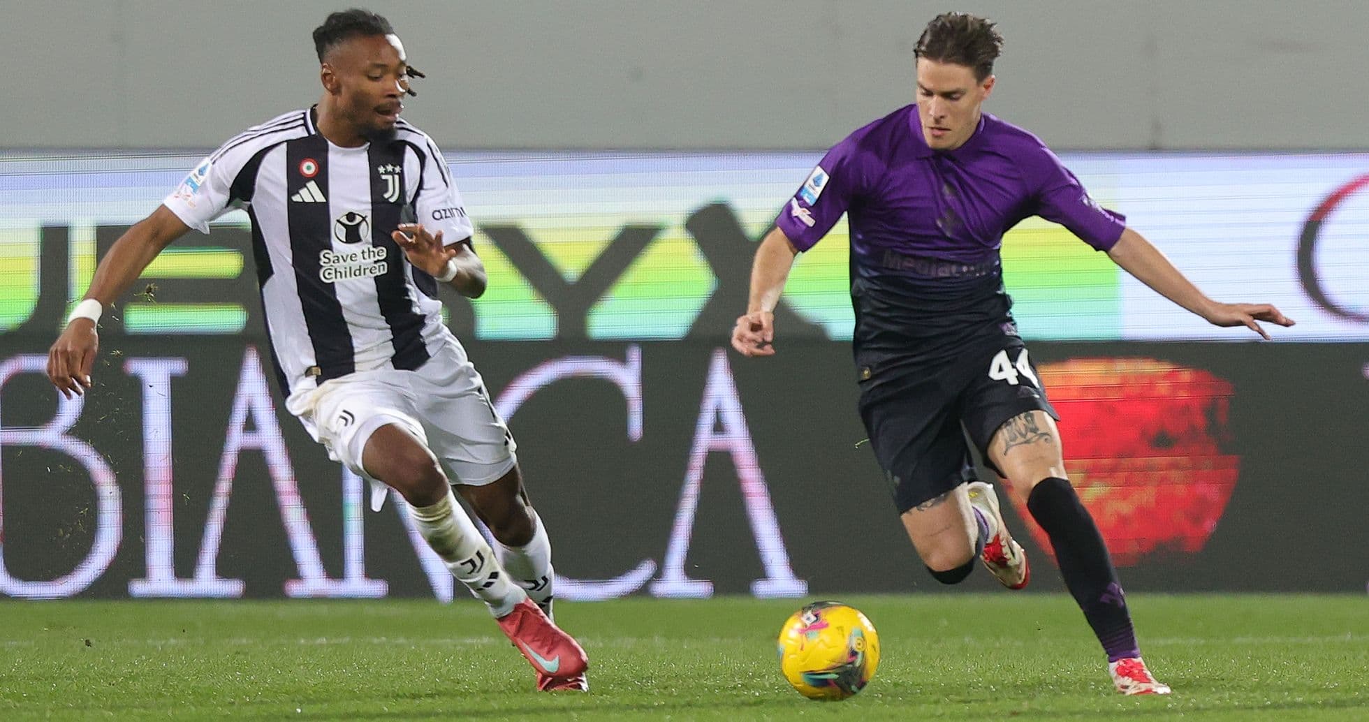 Juventus və Fiorentina oyunçuları top uğrunda mübarizə aparır Juventus və Fiorentina oyunçuları top uğrunda mübarizə aparır