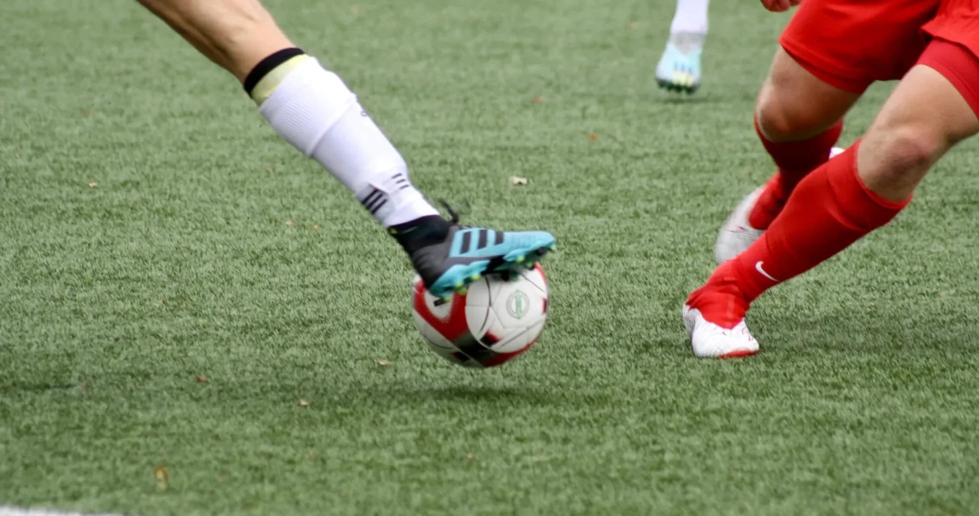 İki futbolçunun topa müdaxiləsi İki futbolçunun topa müdaxiləsi