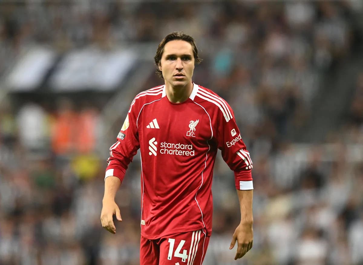 Futbolçu, Liverpool forma ilə sahədə durur Futbolçu, Liverpool forma ilə sahədə durur