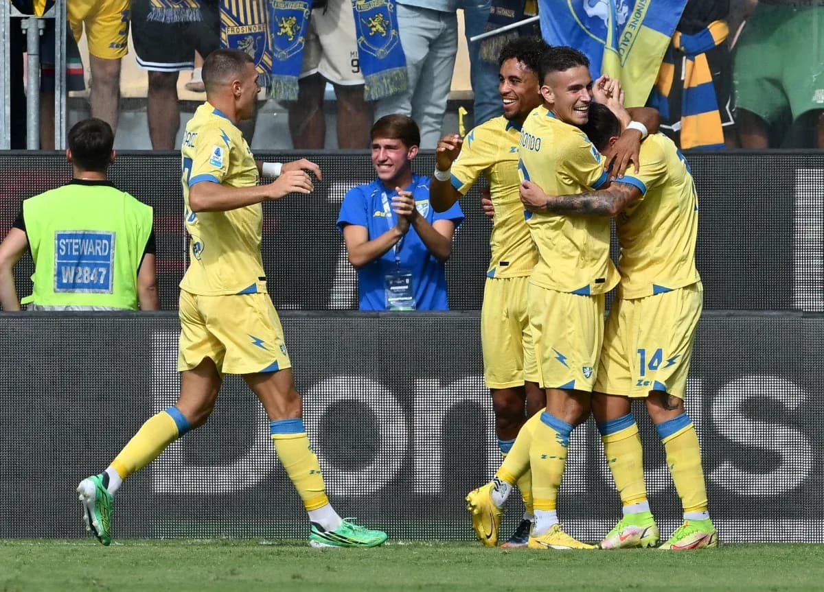 Frosinone oyunçuları qolu qeyd edirlər Frosinone oyunçuları qolu qeyd edirlər