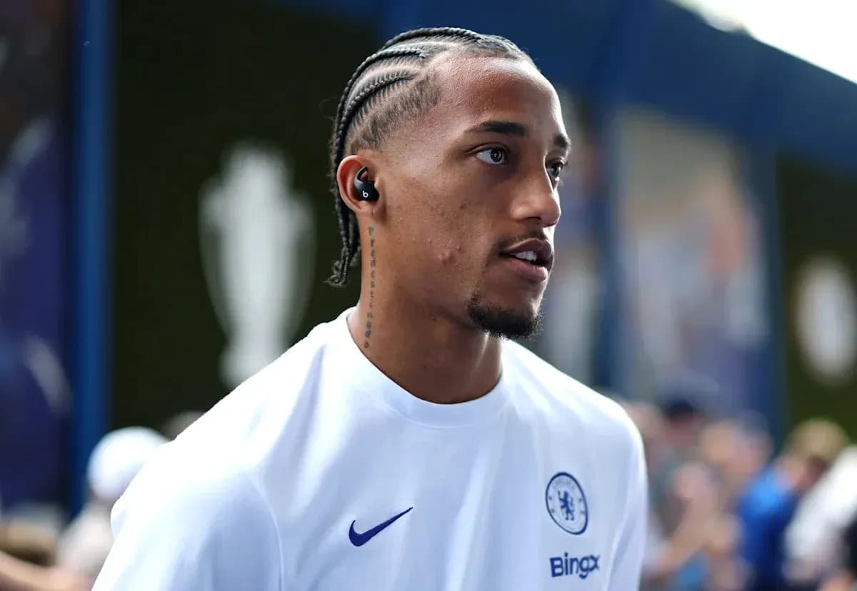 Futbolçu Chelsea forması ilə stadiona daxil olur Futbolçu Chelsea forması ilə stadiona daxil olur