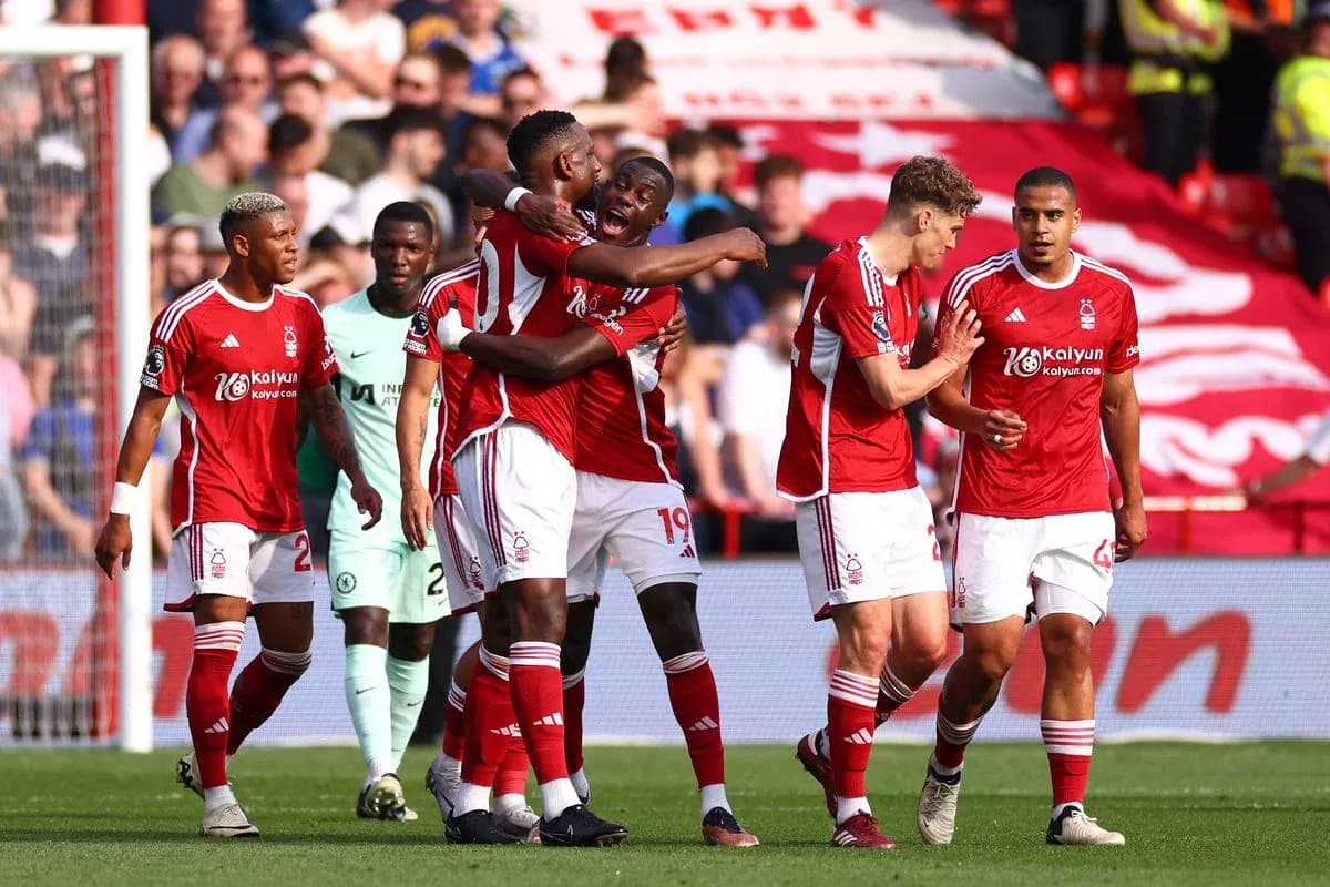 Nottingham Forest futbolçuları sevinir Nottingham Forest futbolçuları sevinir