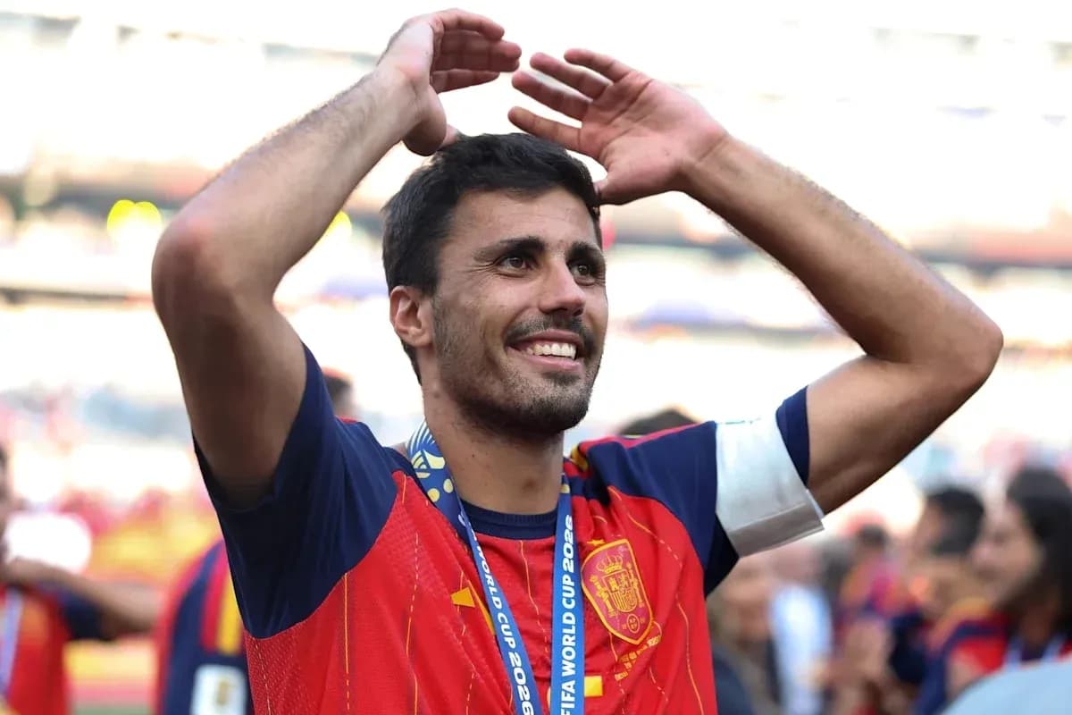 Futbolçu qələbə ilə əllərini havaya qaldırır Futbolçu qələbə ilə əllərini havaya qaldırır