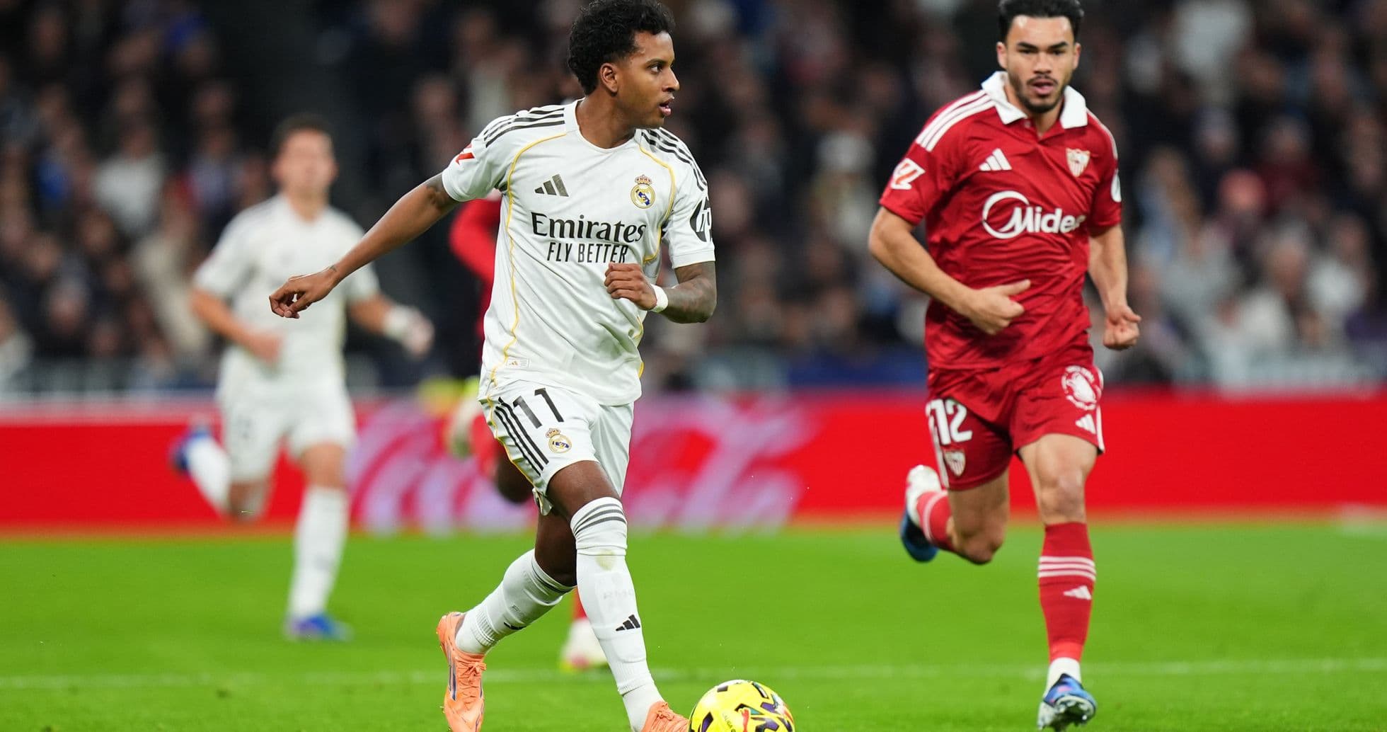 Real Madrid futbolçusu topu idarə edir Real Madrid futbolçusu topu idarə edir