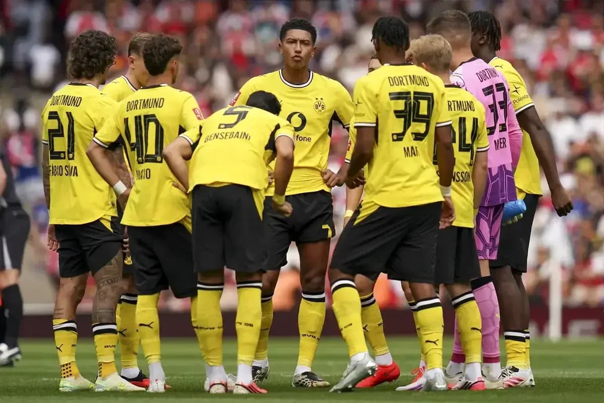 Borussia Dortmund players discussing during match huddle Borussia Dortmund players discussing during match huddle