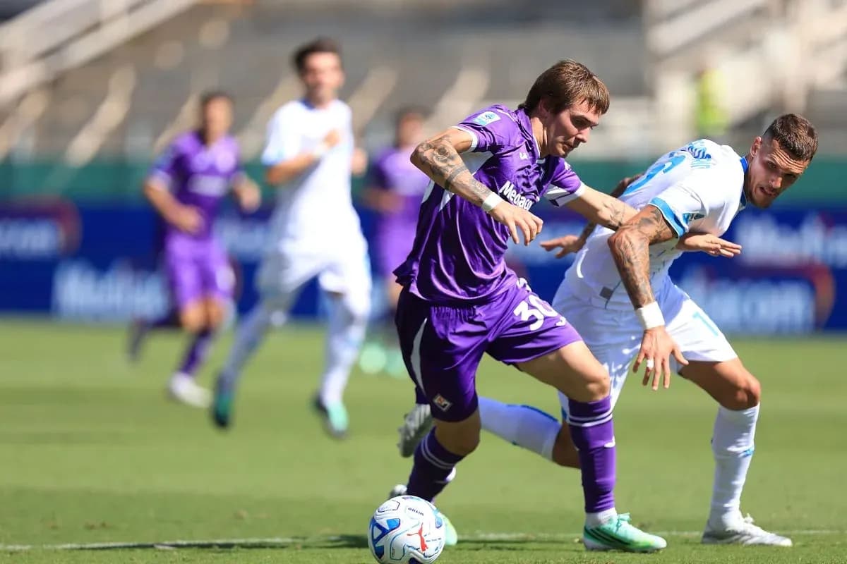 Fiorentina və Napoli futbolçuları mübarizə aparır Fiorentina və Napoli futbolçuları mübarizə aparır